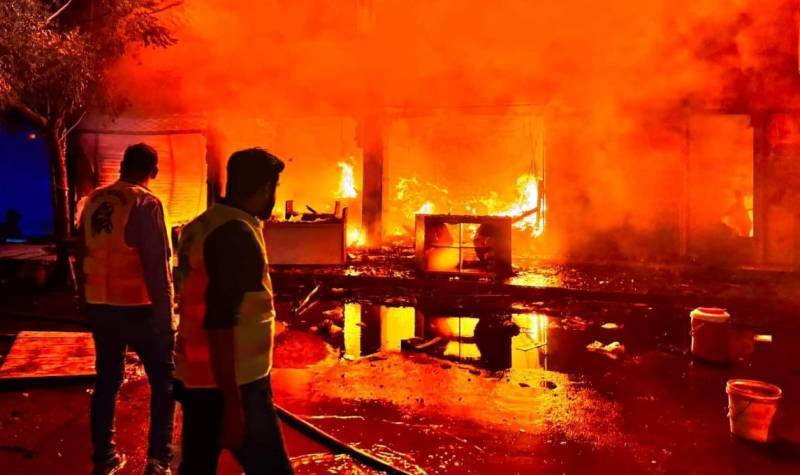 At least 3 die as huge fire engulfs shopping mall near Karachi's Ayesha Manzil